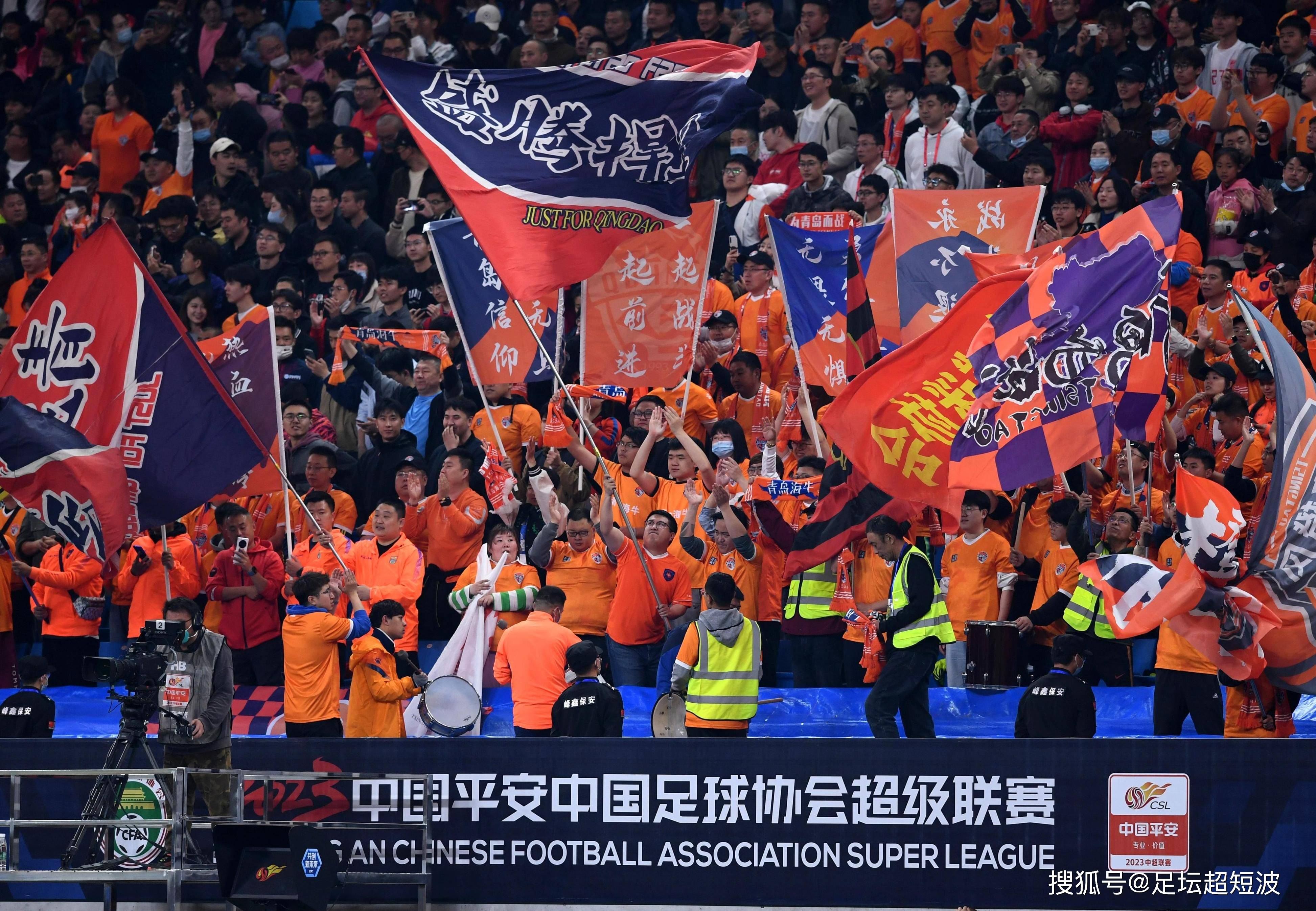 包含中超激情比赛引人瞩目，一幕幕精彩画面令人流连忘返的词条