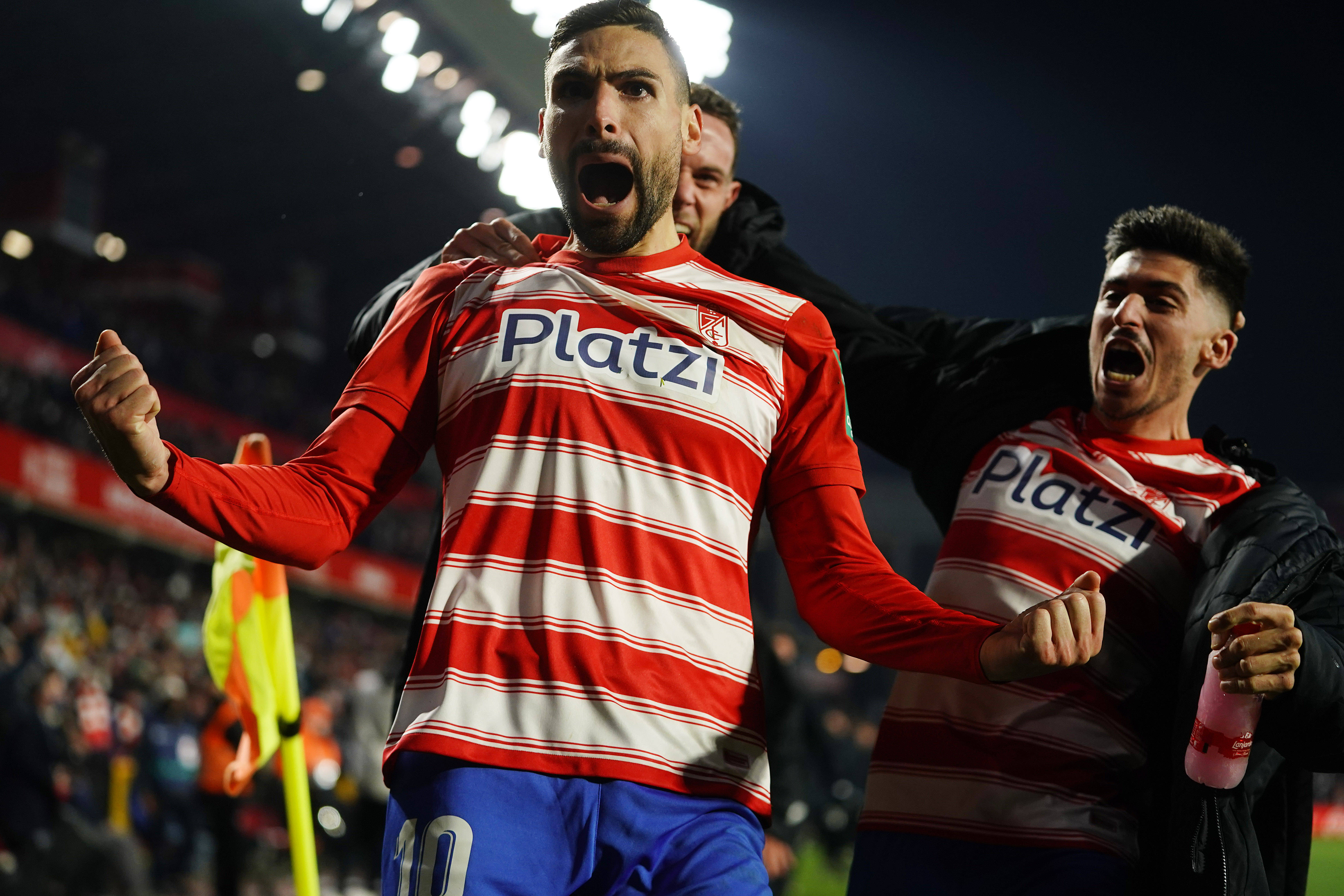 包含格拉纳达客场逼平皇家马德里，保持不败的词条