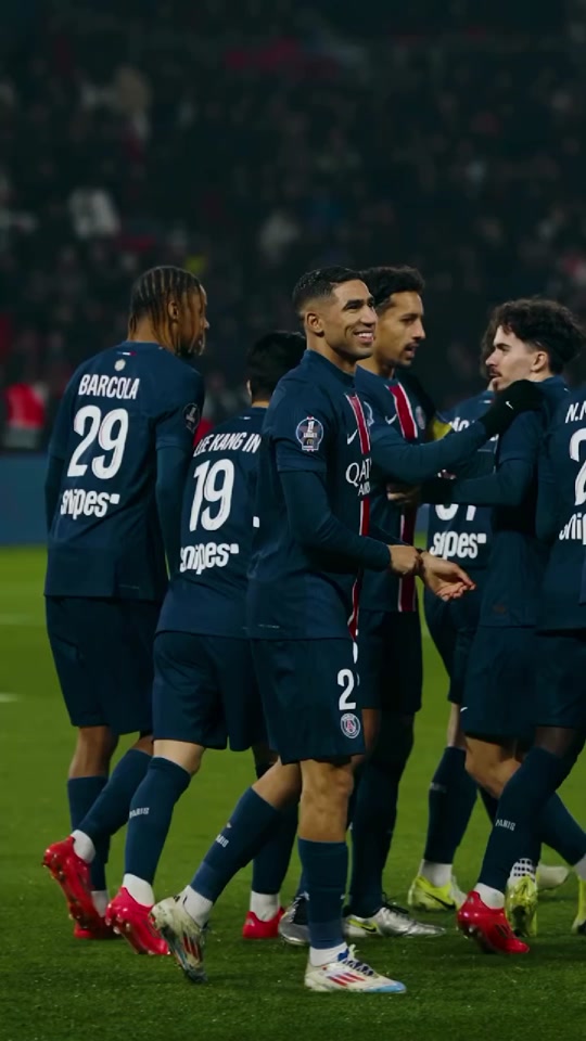 包含巴黎圣日耳曼抢先登顶，全队士气高涨的词条