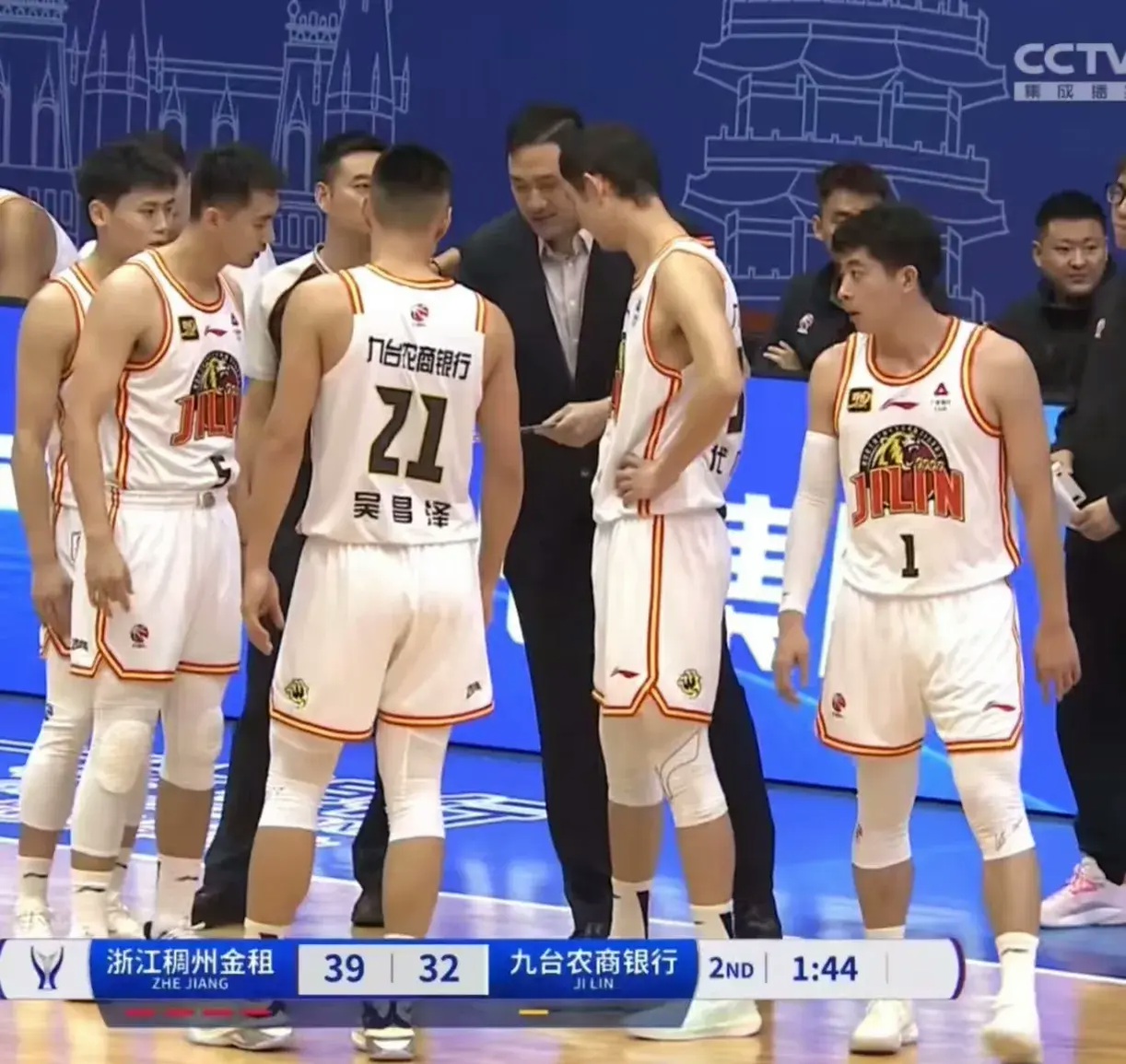 球队战绩起伏不定，球员表现褒贬不一