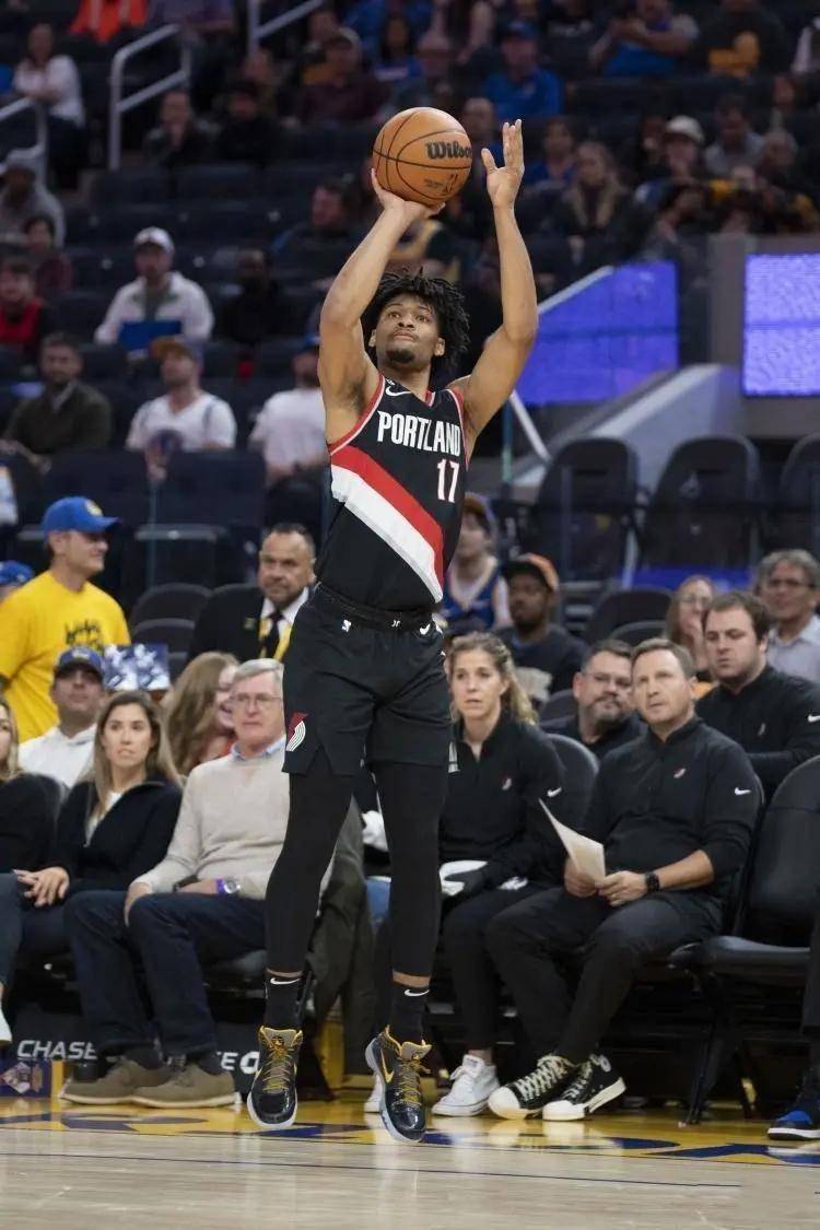 开拓者队关键时刻表现出色，逆转对手夺胜的简单介绍