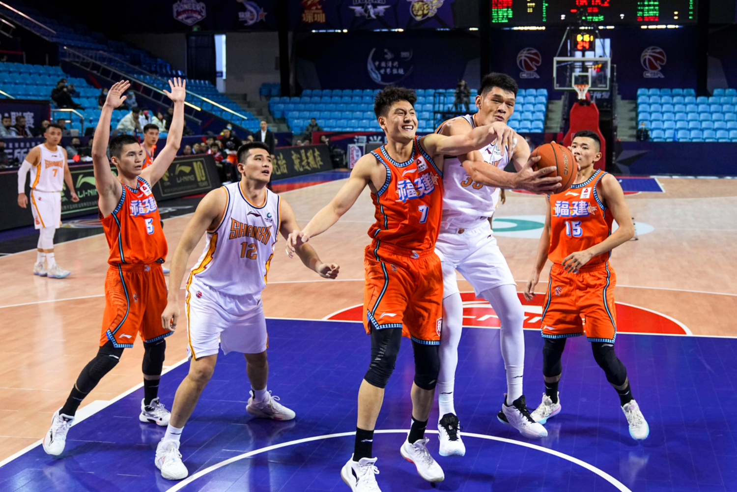 福建男篮迎来大胜，发挥出色，冲劲十足