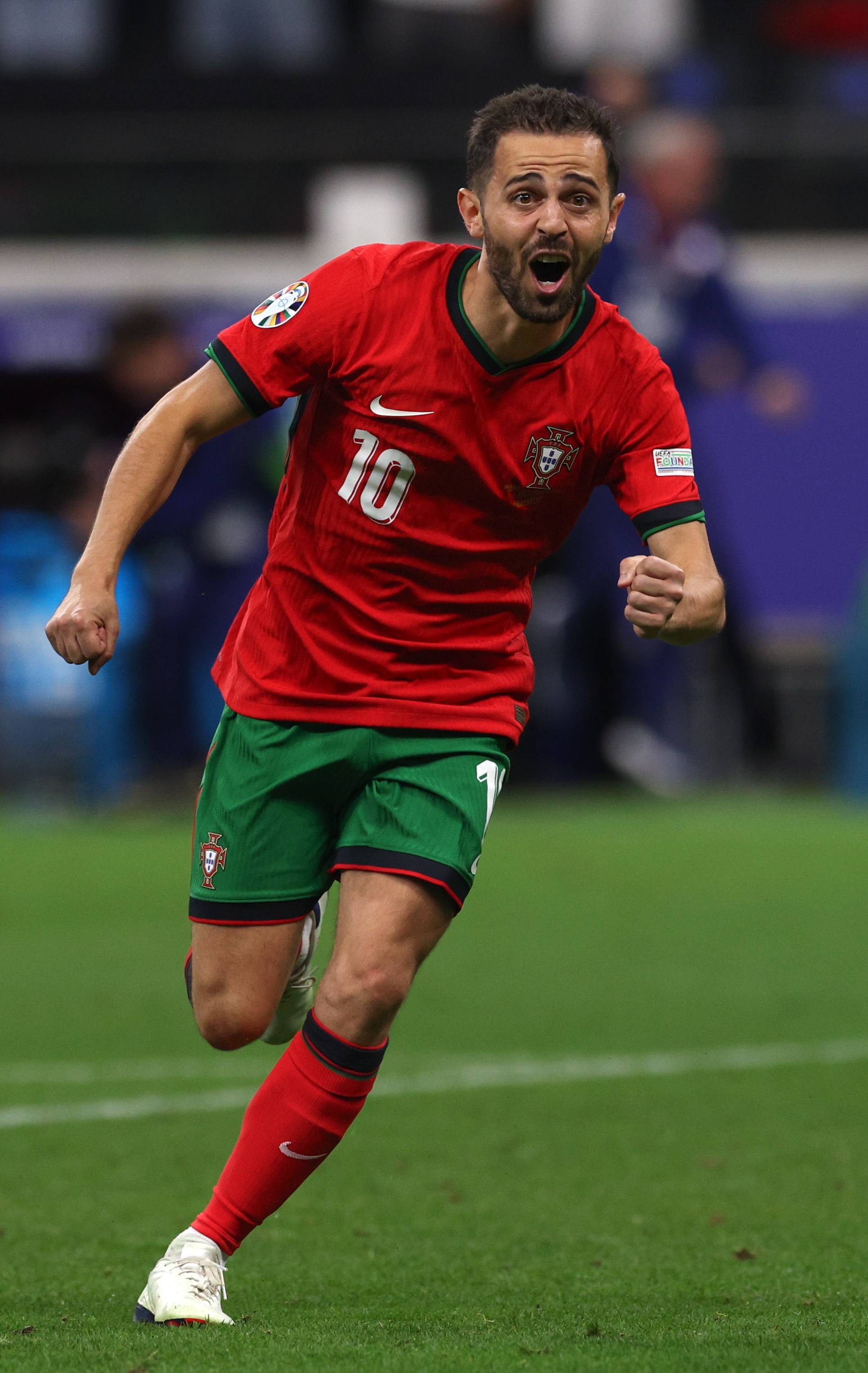 葡萄牙队大胜荷兰，晋级欧洲锦标赛