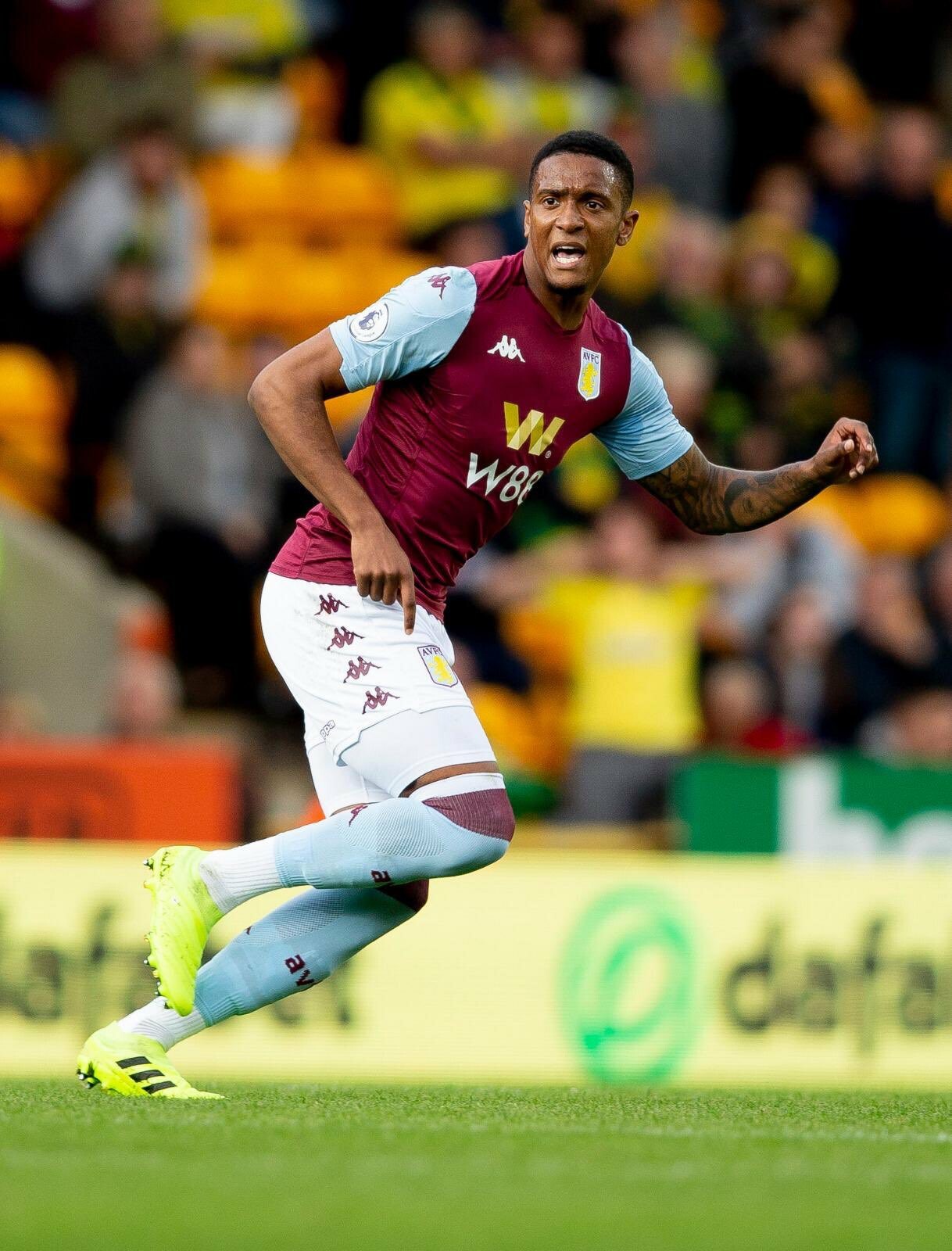 包含诺里奇客场不敌阿斯顿维拉，遗憾告负的词条