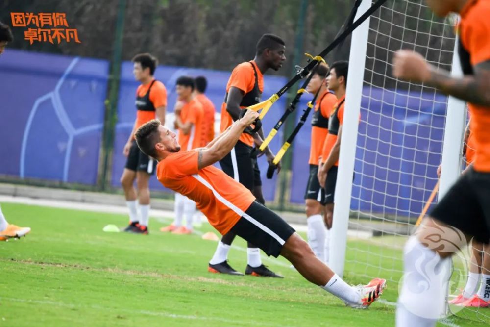 足球比赛中球队积极备战迎接挑战