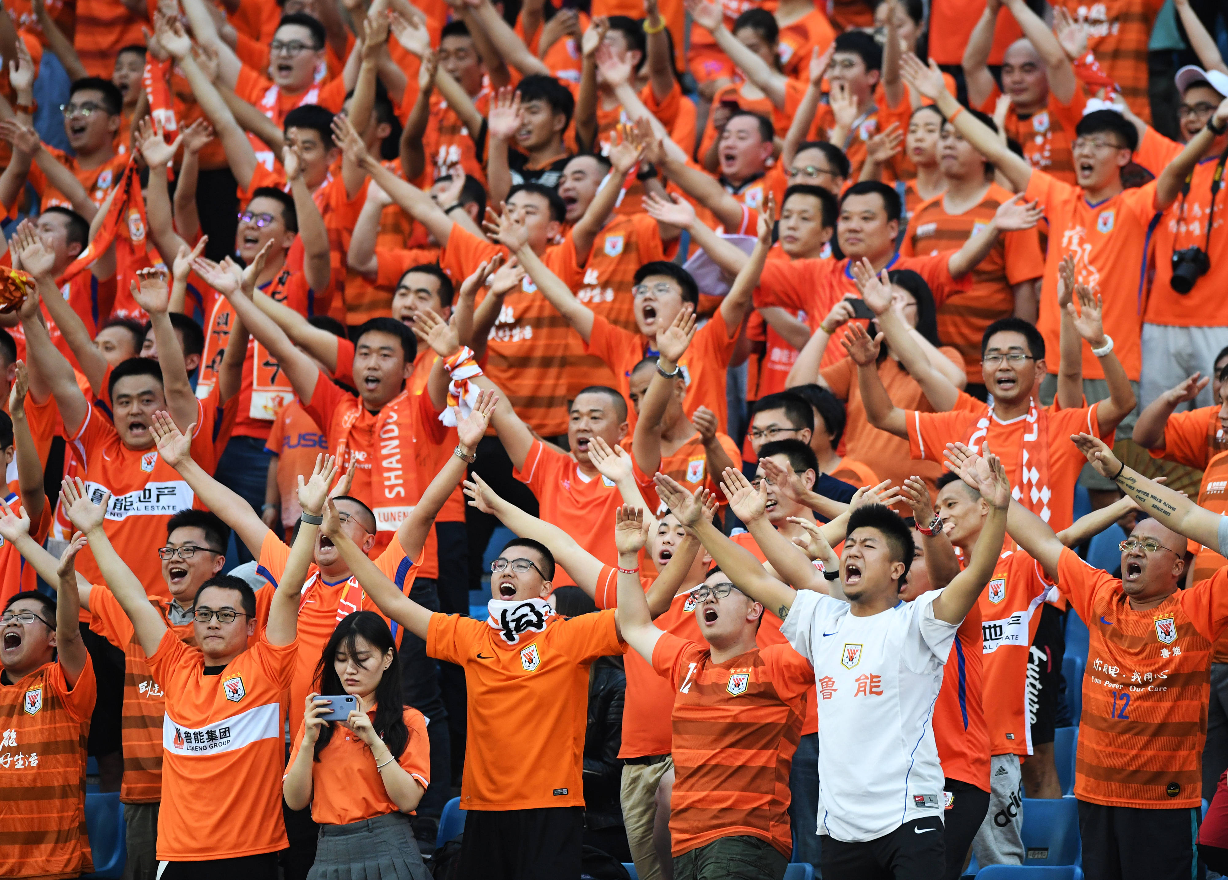 赛场上的精彩瞬间持续燃爆，球迷情绪高涨的简单介绍