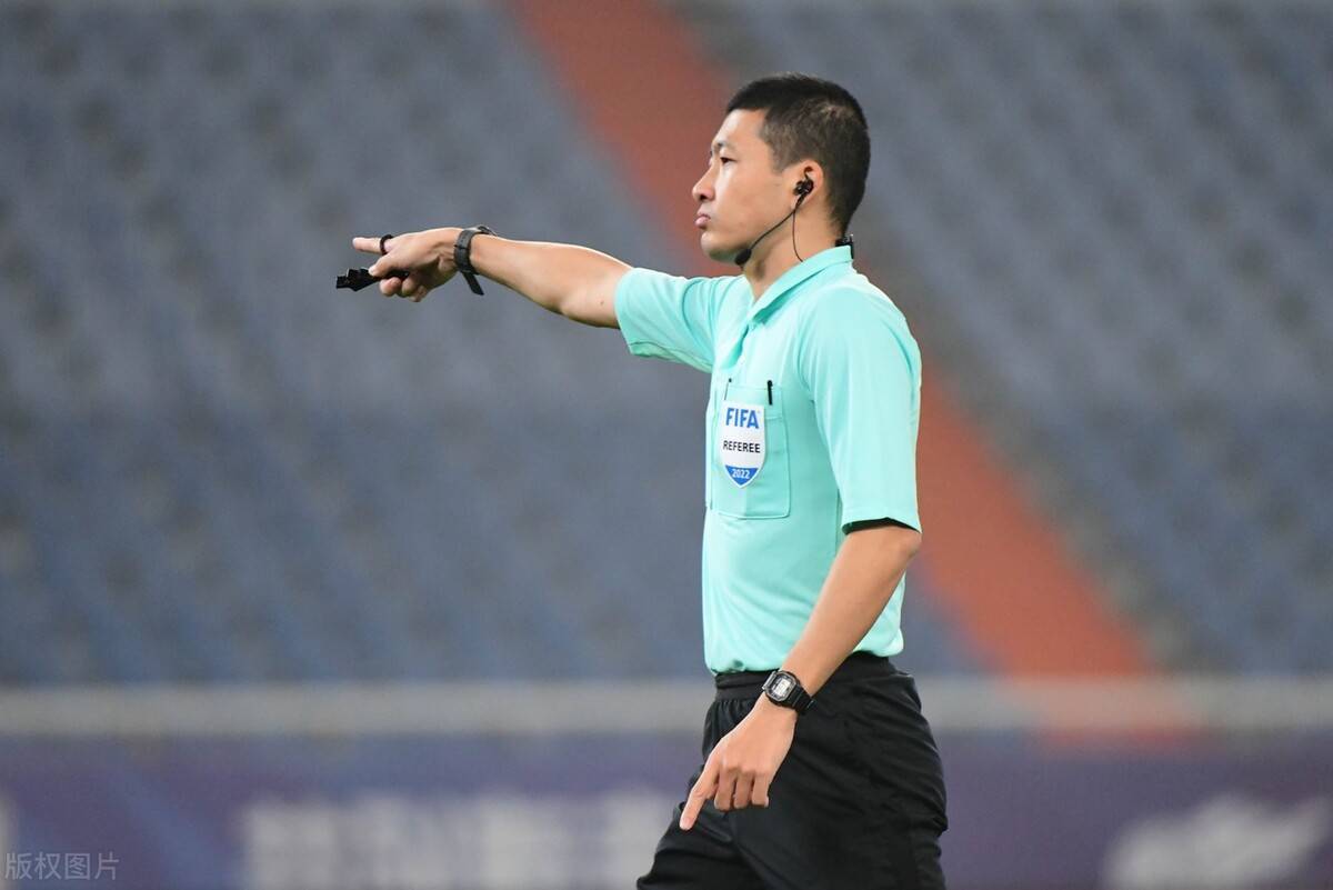 马德里竞技球迷抗议裁判，要求公正判罚的简单介绍