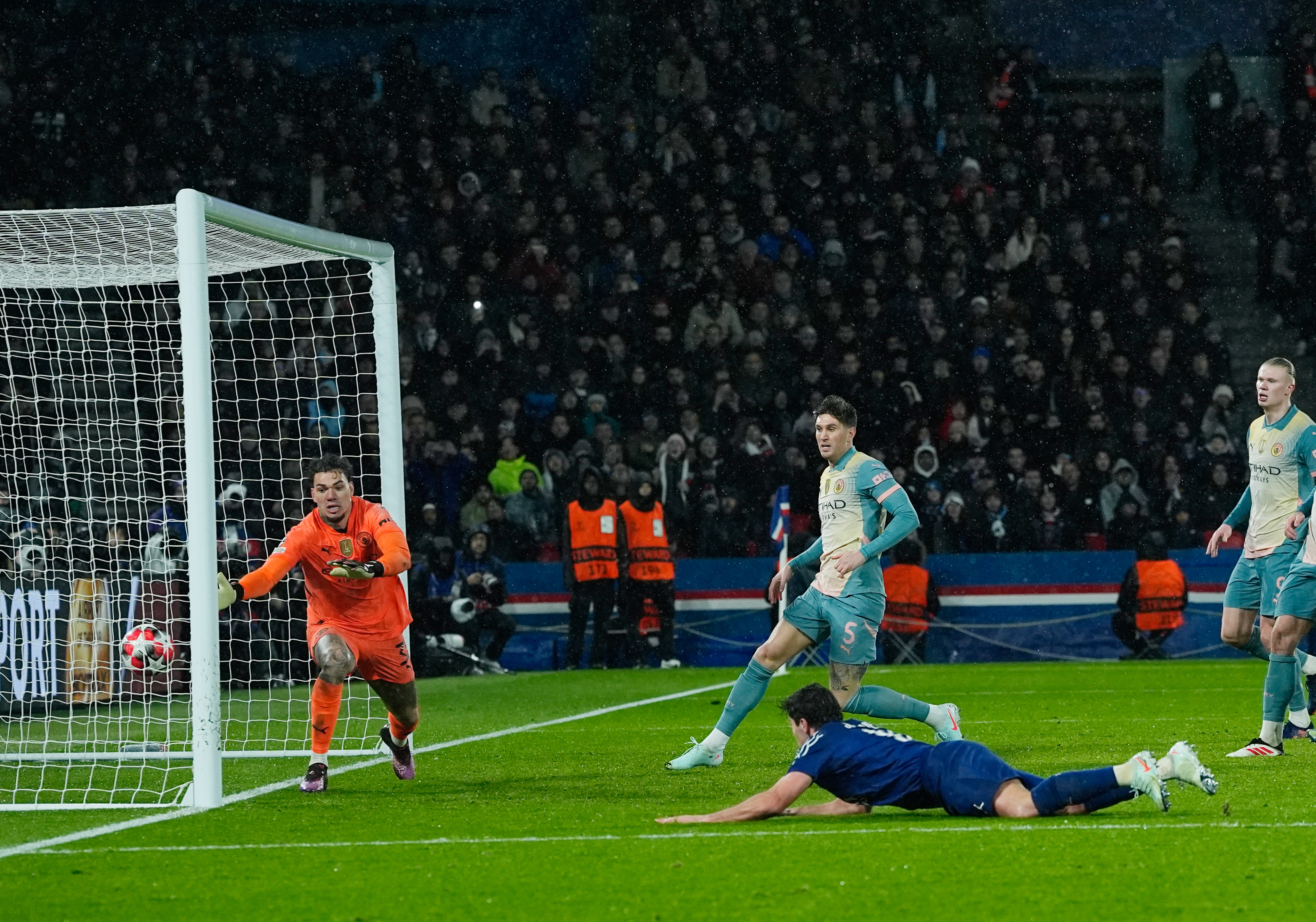 巴黎圣日耳曼惨遭逆转,惊动球迷! 巴黎圣日耳曼惨遭逆转,惊动球迷!