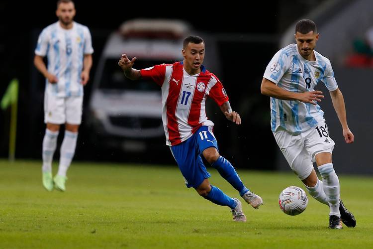 巴拉圭队在比赛中逆转局势，取得胜利