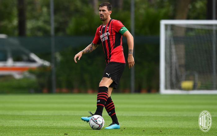 包含AC米兰球员合练积极，备战意甲最新一轮比赛的词条