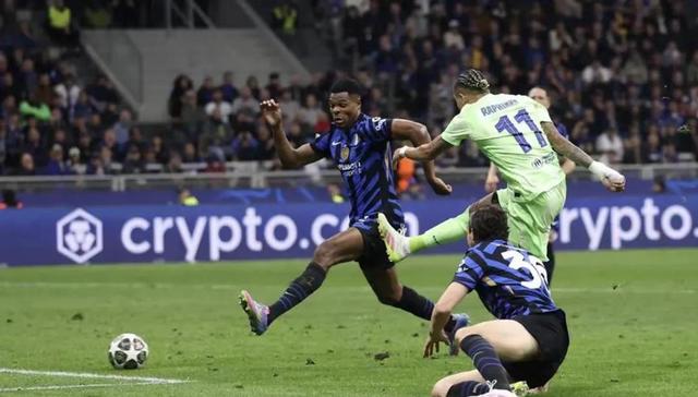 欧洲俱乐部比赛中一幕惊心动魄的进球 欧洲俱乐部比赛中一幕惊心动魄的进球