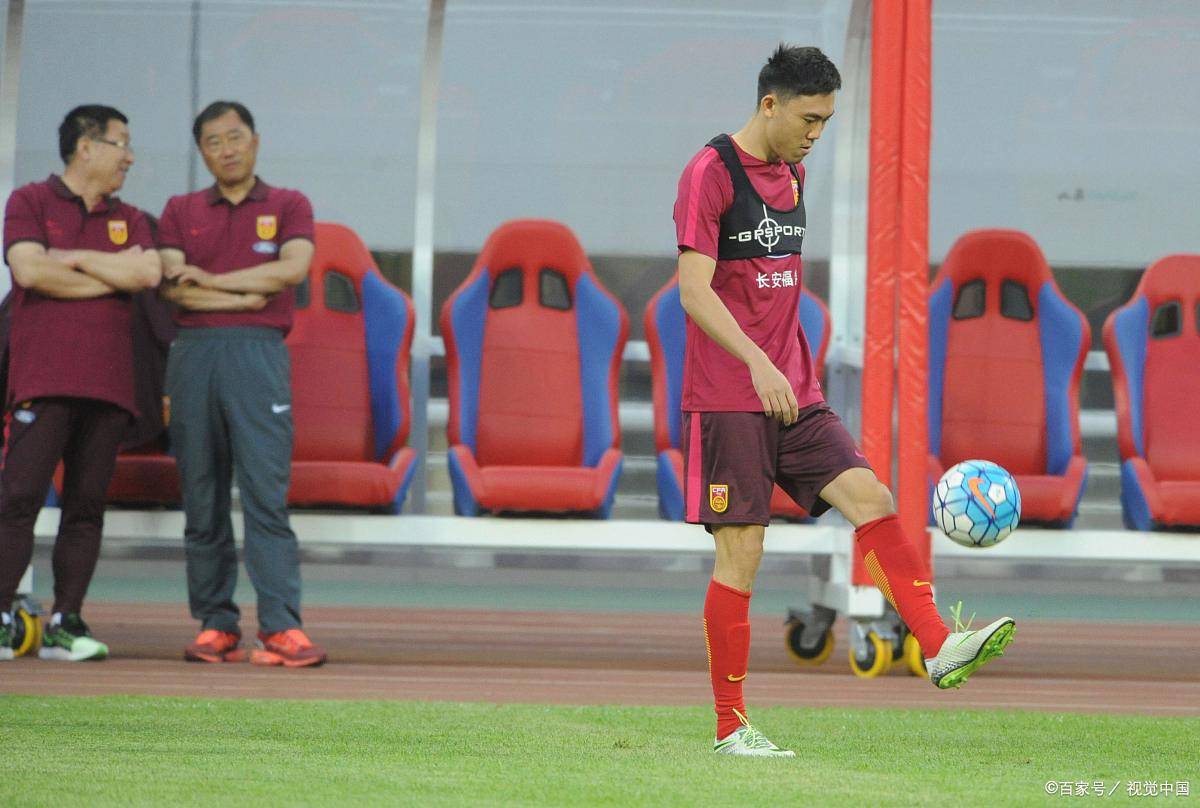 犯规严重，多名球员吃到黄牌警告