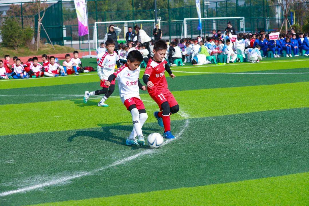 足球比赛中体现出队员团结,共同追求胜利 足球比赛中体现出队员团结,共同追求胜利