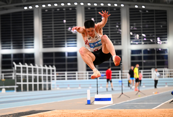 英国田径队员奋力拼搏,成功斩获银牌 英国田径队员奋力拼搏,成功斩获银牌