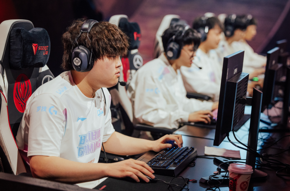 FLY横扫GEN,ShowMaker打出惊人五杀2025世界赛2:1(柏林) FLY横扫GEN,ShowMaker打出惊人五杀2025世界赛2:1(柏林)