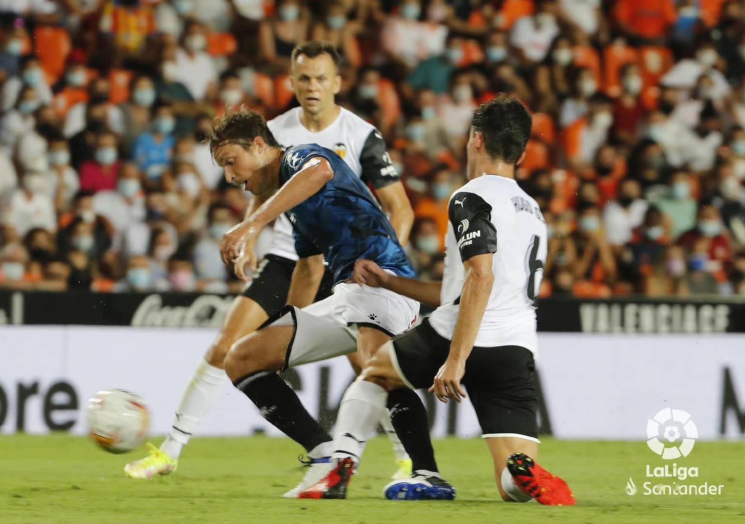 华伦西亚主场大胜对手,稳稳领先 华伦西亚主场大胜对手,稳稳领先