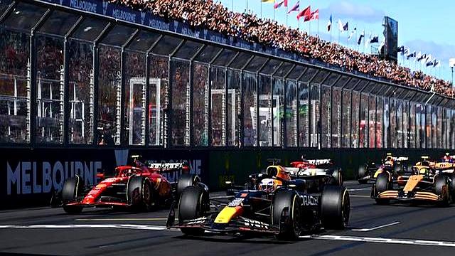 迈凯伦险胜红牛车队，汉密尔顿统治全场